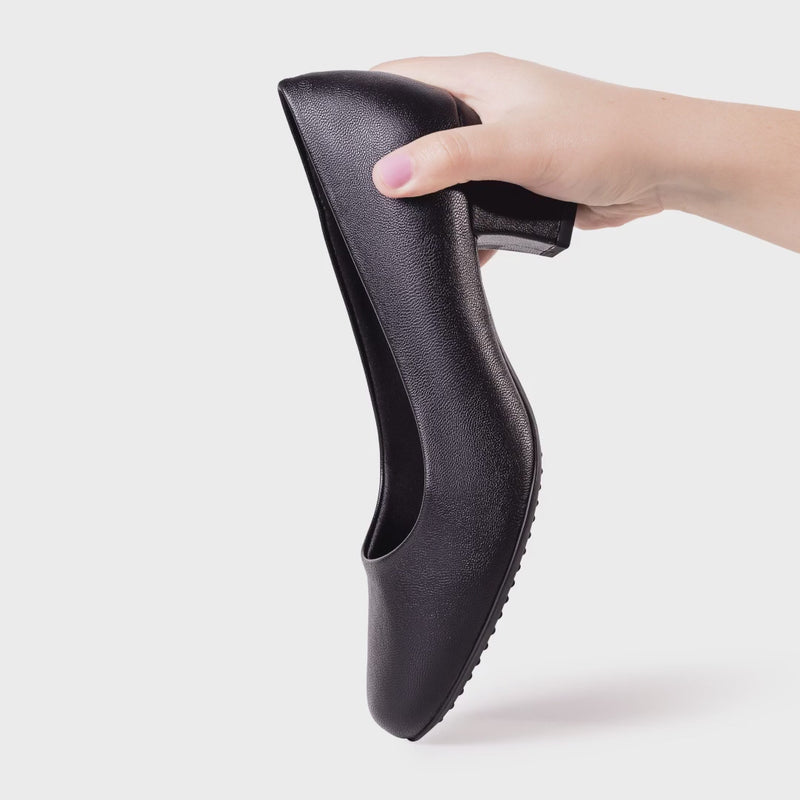 Load and play video in Gallery viewer, Piccadilly Laura Women's Heel Pumps - Flexible &amp; Anti-Slip - 100% Vegan - Navy
