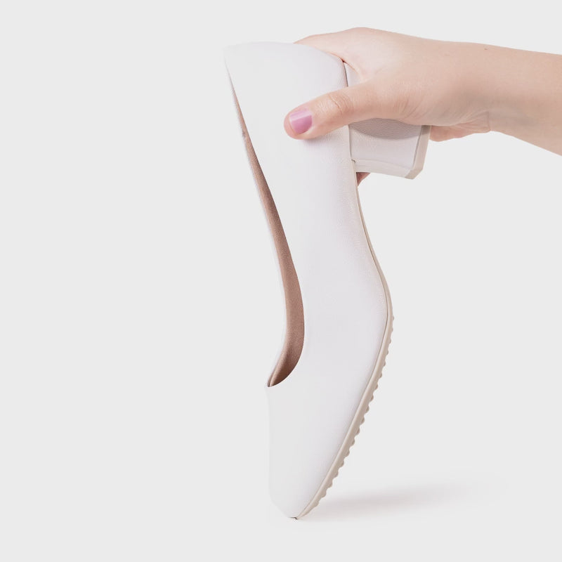 Load and play video in Gallery viewer, Piccadilly Laura Women's Heel Pumps - Flexible &amp; Anti-Slip - 100% Vegan - White

